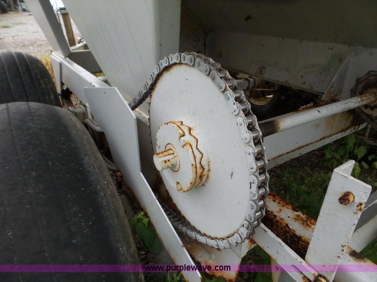 image for item CC9985 2005 Willmar 500 spreader