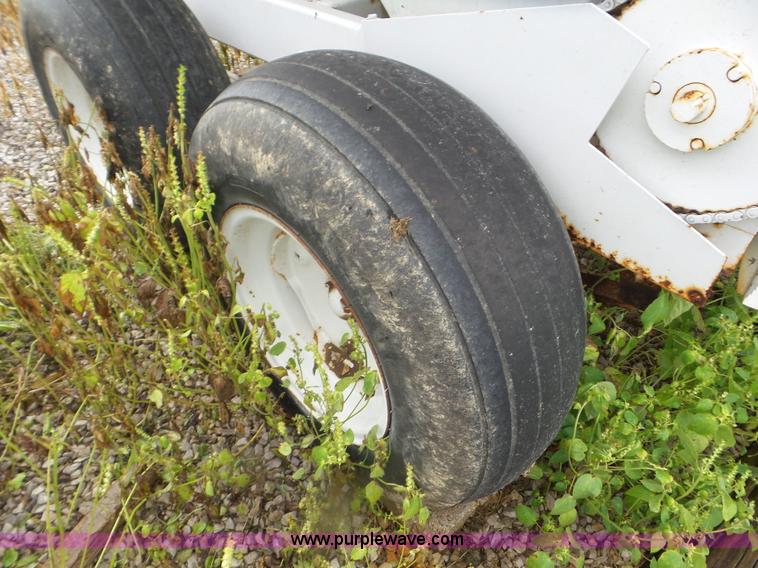 image for item CC9985 2005 Willmar 500 spreader