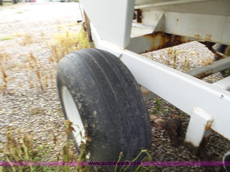 image for item CC9985 2005 Willmar 500 spreader