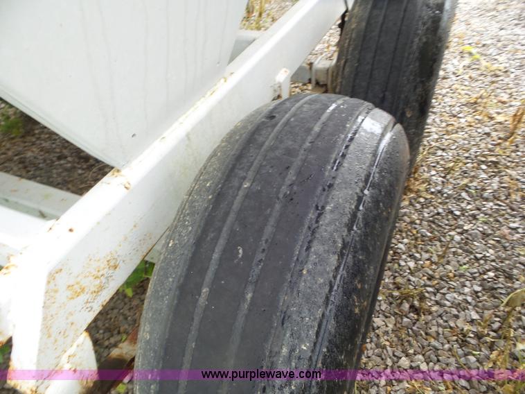 image for item CC9985 2005 Willmar 500 spreader