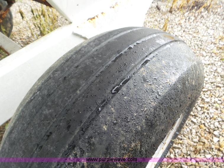 image for item CC9985 2005 Willmar 500 spreader