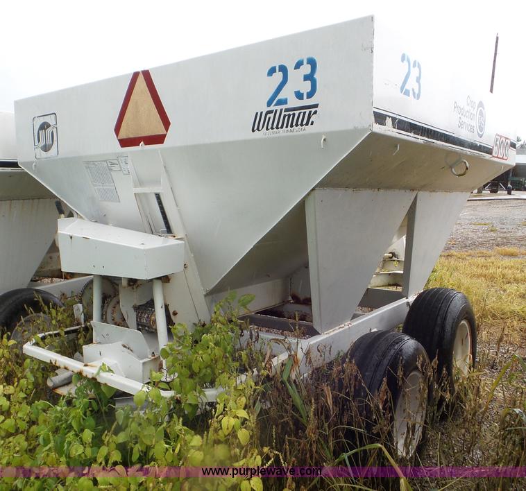 image for item CC9986 2005 Willmar 500 spreader