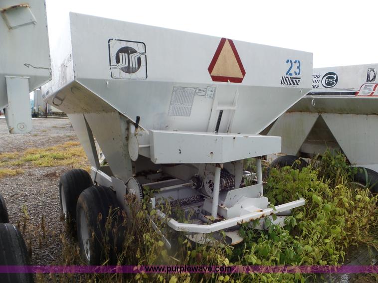 image for item CC9986 2005 Willmar 500 spreader