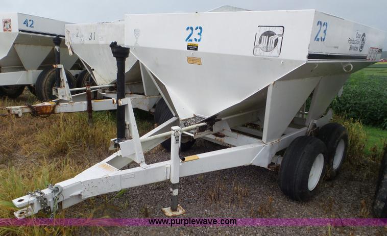 image for item CC9986 2005 Willmar 500 spreader