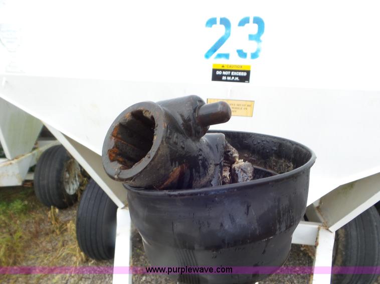 image for item CC9986 2005 Willmar 500 spreader