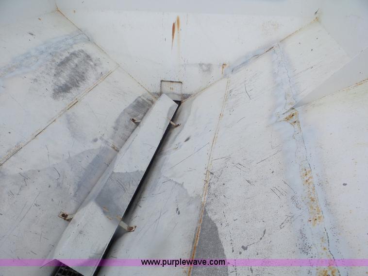 image for item CC9986 2005 Willmar 500 spreader