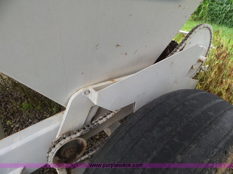 image for item CC9986 2005 Willmar 500 spreader