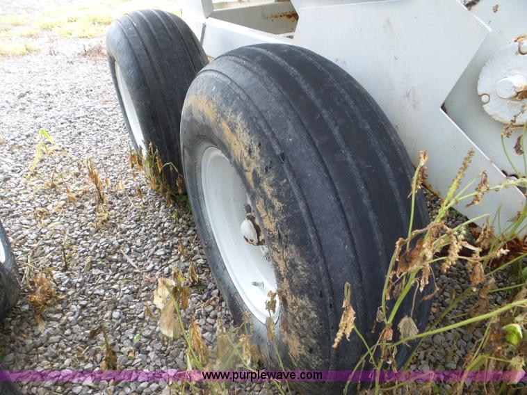 image for item CC9986 2005 Willmar 500 spreader