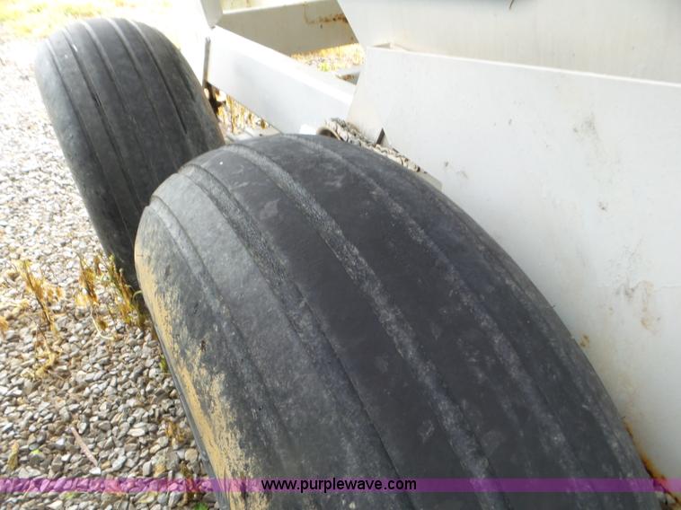 image for item CC9986 2005 Willmar 500 spreader