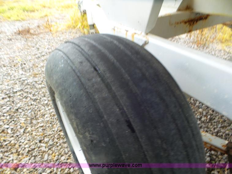 image for item CC9986 2005 Willmar 500 spreader