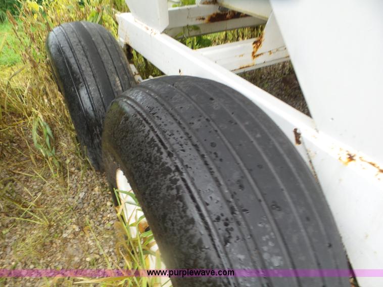 image for item CC9986 2005 Willmar 500 spreader