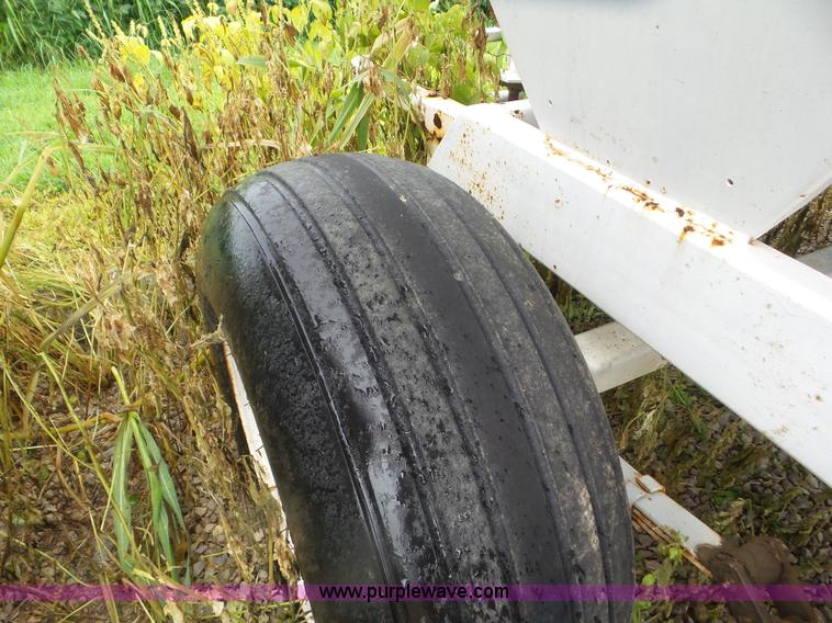 image for item CC9986 2005 Willmar 500 spreader