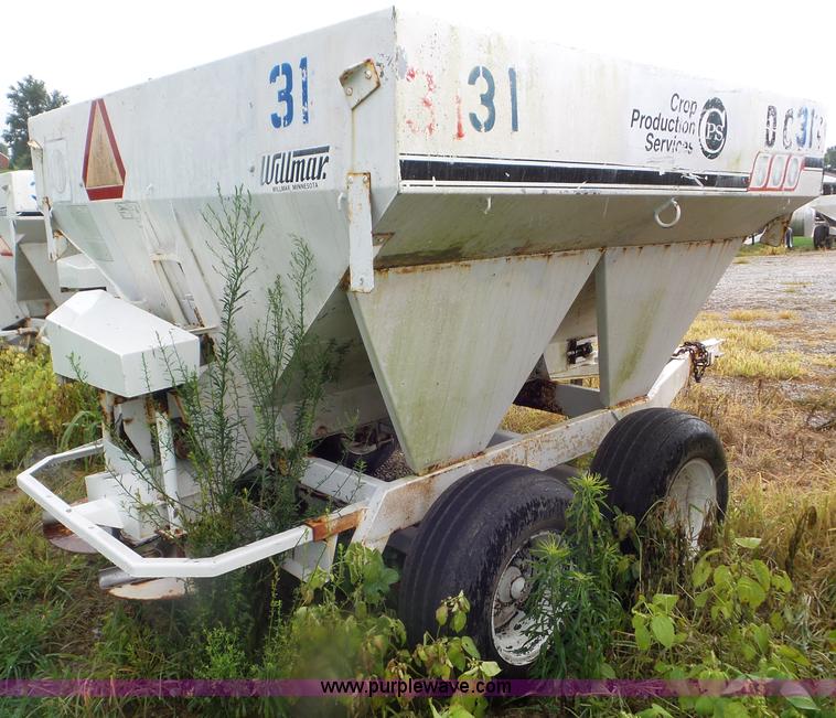 image for item CC9987 2005 Willmar 500 spreader