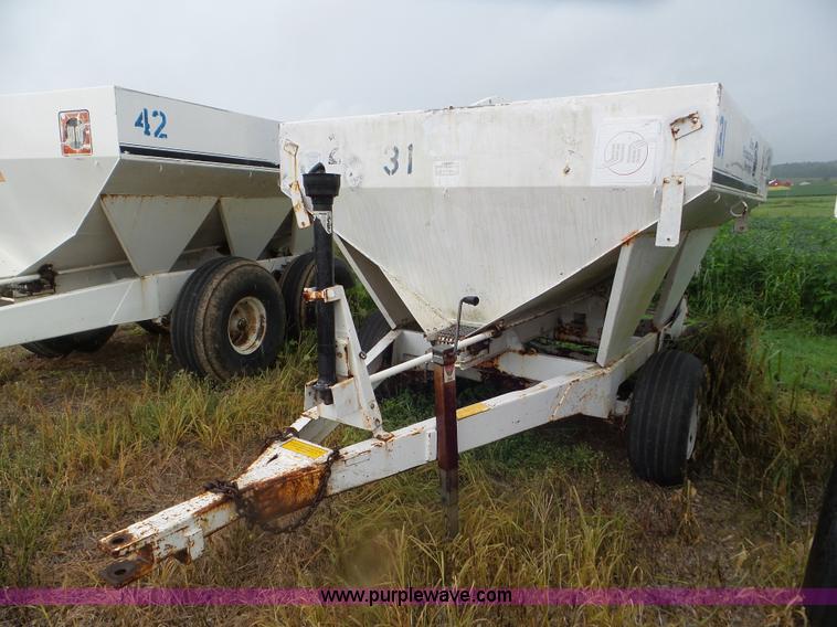 image for item CC9987 2005 Willmar 500 spreader