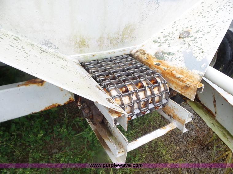 image for item CC9987 2005 Willmar 500 spreader