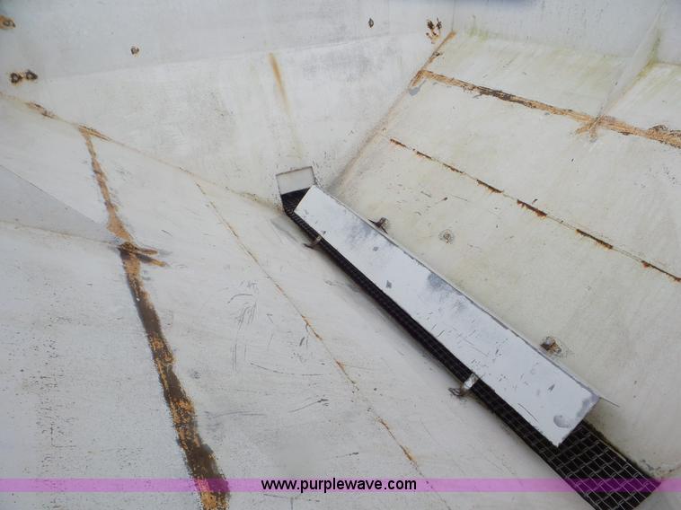 image for item CC9987 2005 Willmar 500 spreader