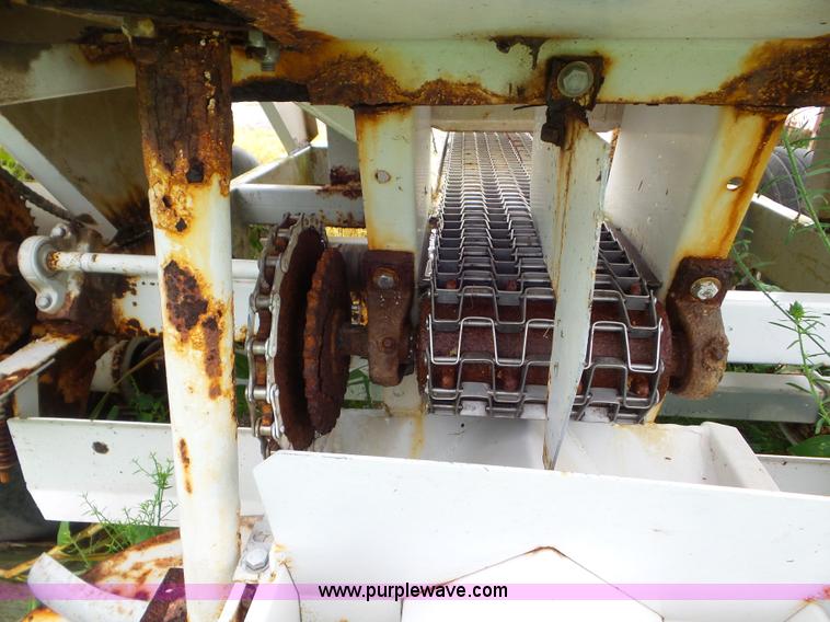 image for item CC9987 2005 Willmar 500 spreader