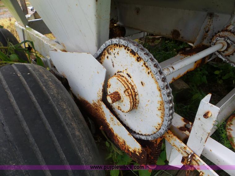 image for item CC9987 2005 Willmar 500 spreader