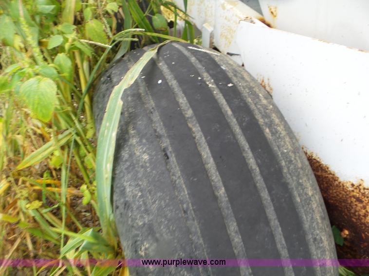 image for item CC9987 2005 Willmar 500 spreader