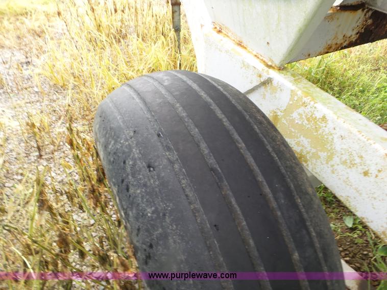 image for item CC9987 2005 Willmar 500 spreader