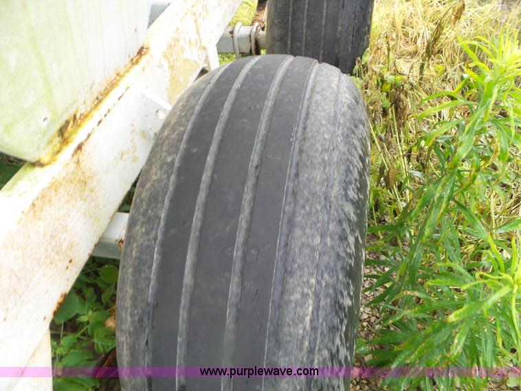 image for item CC9987 2005 Willmar 500 spreader