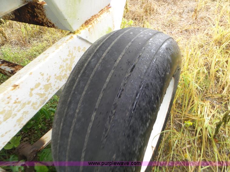 image for item CC9987 2005 Willmar 500 spreader