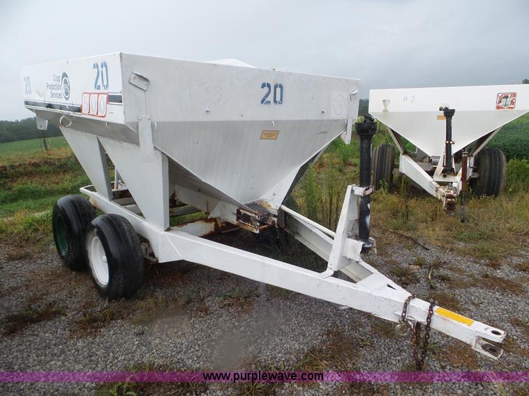 image for item CC9992 2005 Willmar 500 spreader