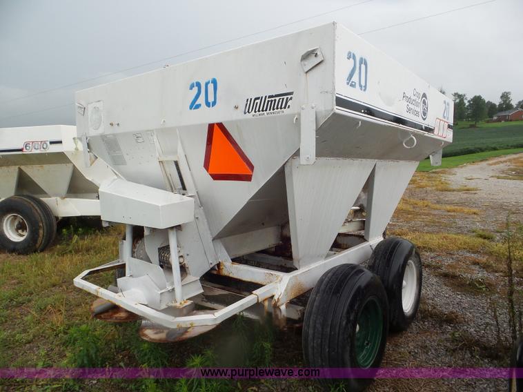 image for item CC9992 2005 Willmar 500 spreader