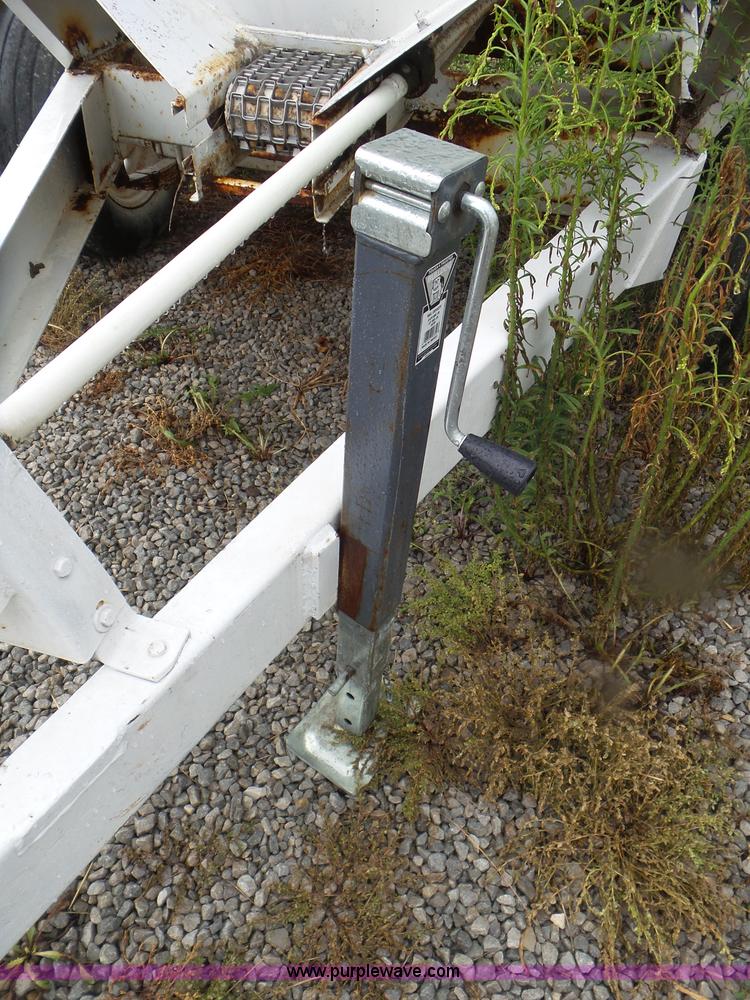 image for item CC9992 2005 Willmar 500 spreader