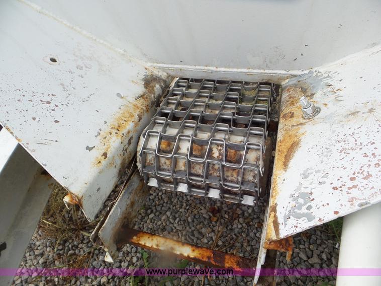 image for item CC9992 2005 Willmar 500 spreader