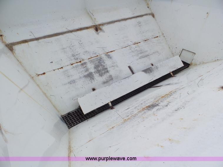 image for item CC9992 2005 Willmar 500 spreader