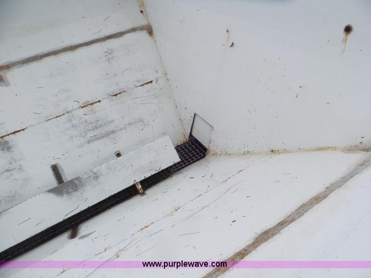 image for item CC9992 2005 Willmar 500 spreader