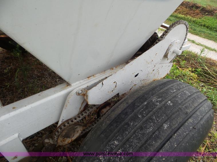 image for item CC9992 2005 Willmar 500 spreader