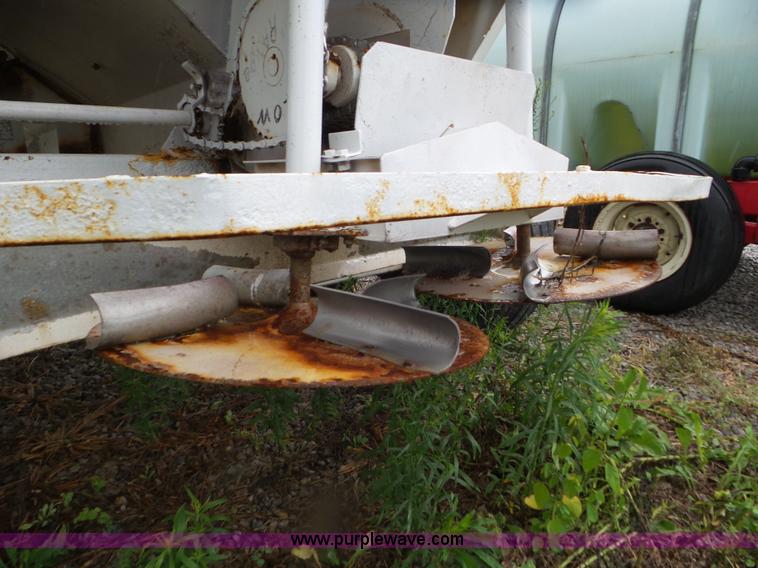 image for item CC9992 2005 Willmar 500 spreader