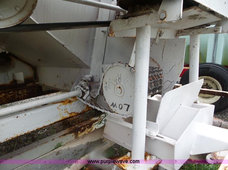 image for item CC9992 2005 Willmar 500 spreader