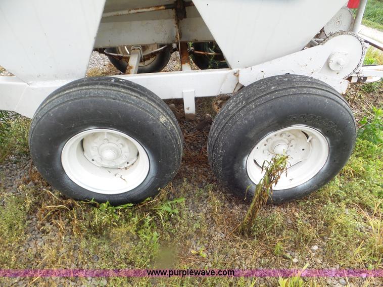 image for item CC9992 2005 Willmar 500 spreader