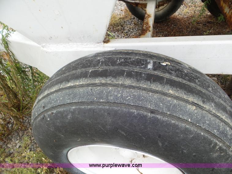 image for item CC9992 2005 Willmar 500 spreader