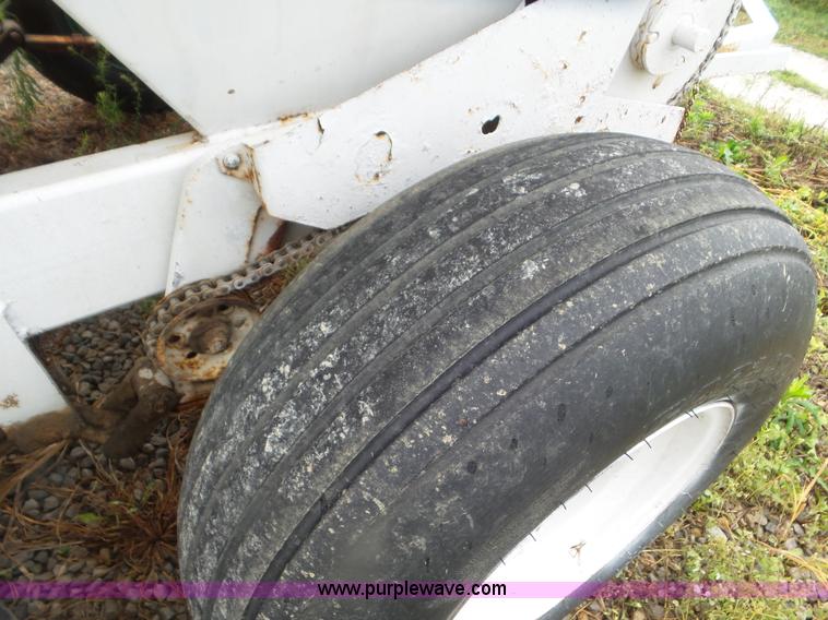 image for item CC9992 2005 Willmar 500 spreader