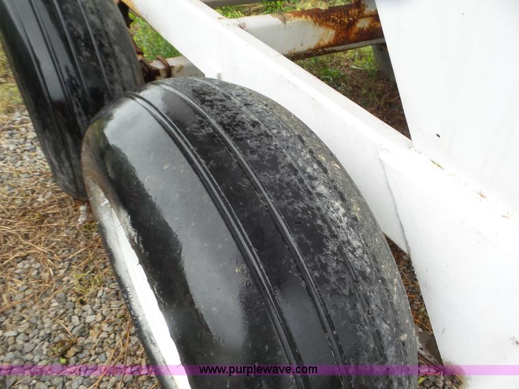 image for item CC9992 2005 Willmar 500 spreader