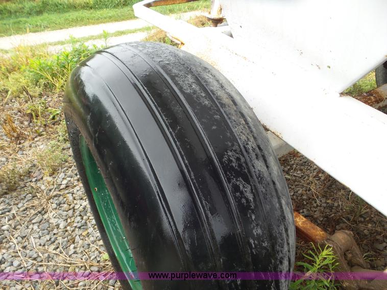 image for item CC9992 2005 Willmar 500 spreader