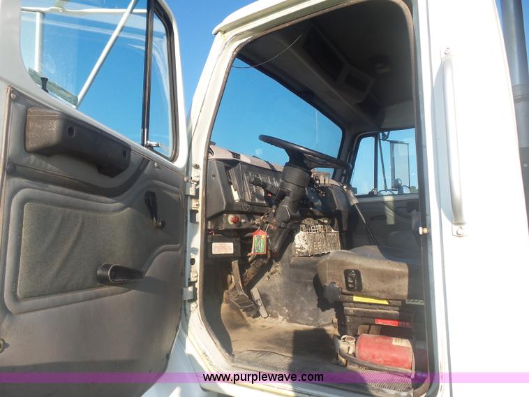 image for item CD9391 1996 International 8100 box truck