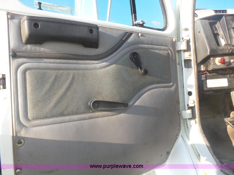 image for item CD9391 1996 International 8100 box truck