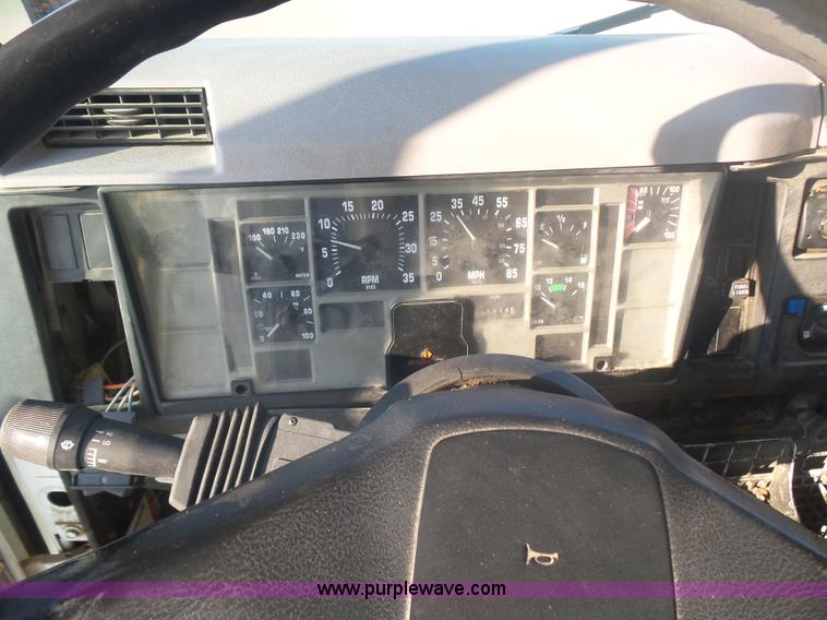 image for item CD9391 1996 International 8100 box truck