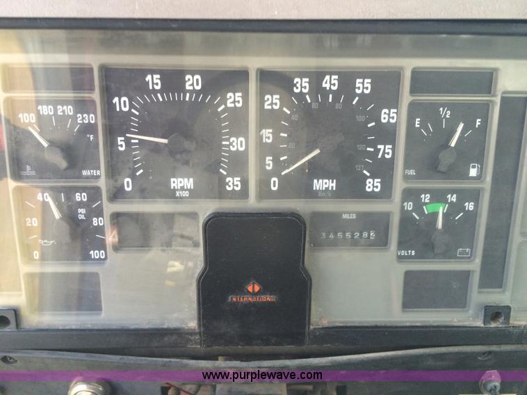 image for item CD9391 1996 International 8100 box truck