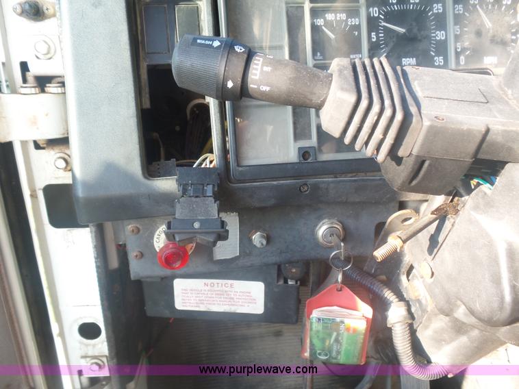 image for item CD9391 1996 International 8100 box truck