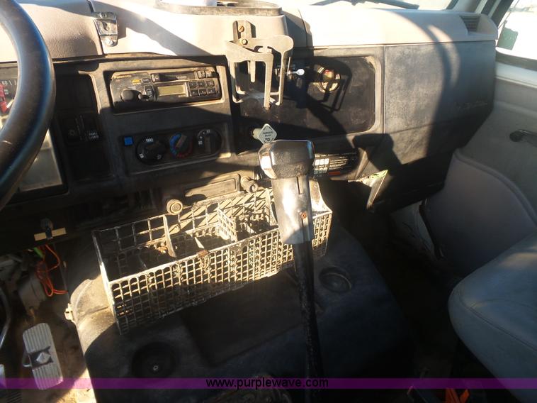 image for item CD9391 1996 International 8100 box truck