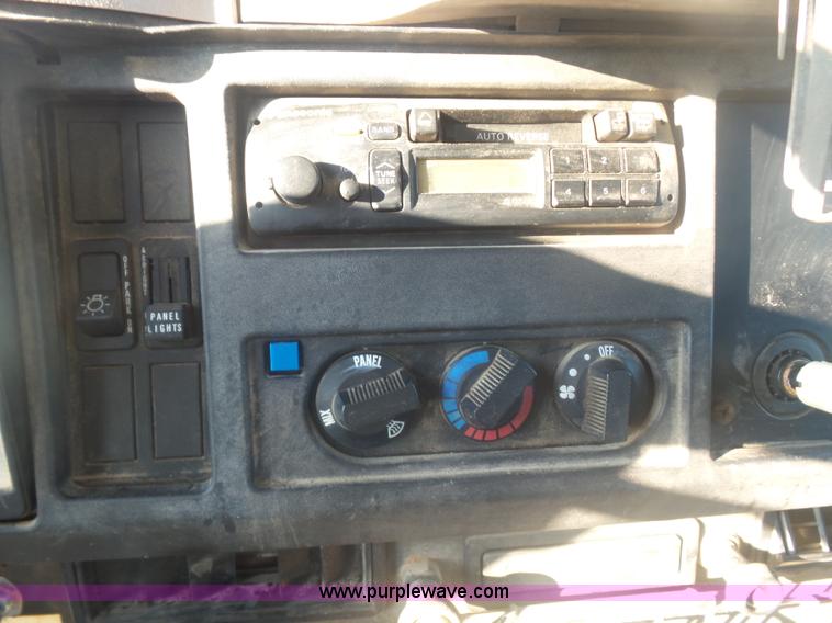 image for item CD9391 1996 International 8100 box truck