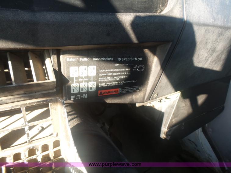 image for item CD9391 1996 International 8100 box truck