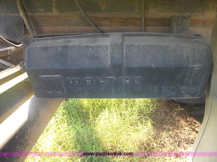 image for item CD9391 1996 International 8100 box truck