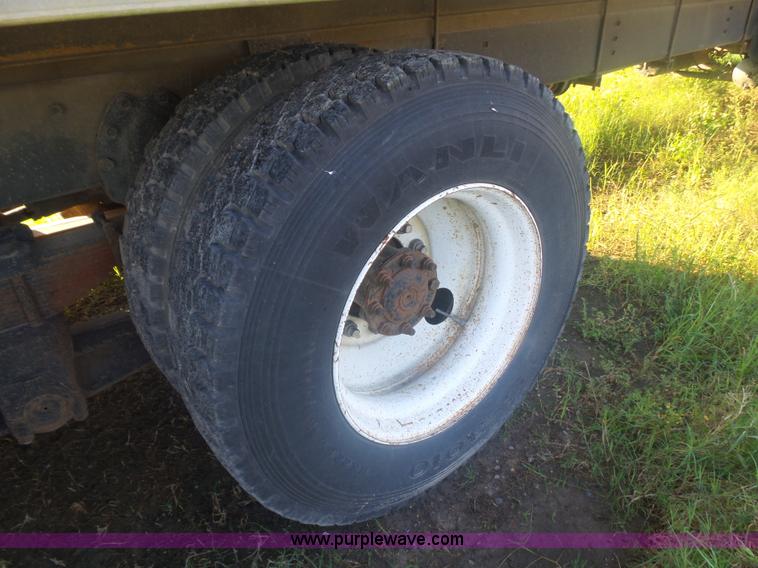 image for item CD9391 1996 International 8100 box truck